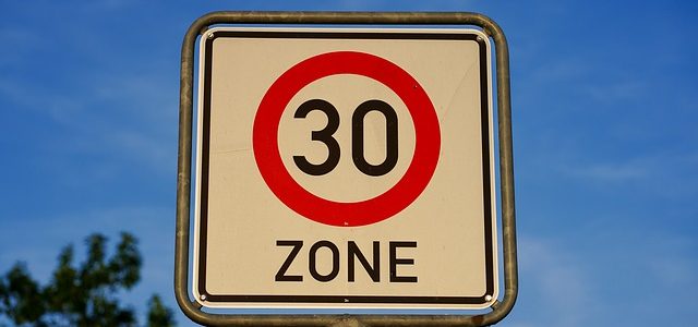 Geschwindigkeits- und Vorfahrtsregeln
