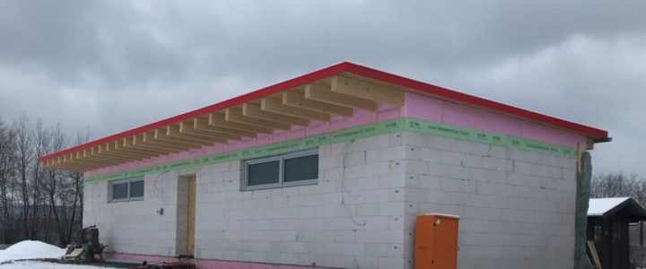 Neuer Gebäudetrakt mit Umkleidekabinen und Duschen beim Sportplatz