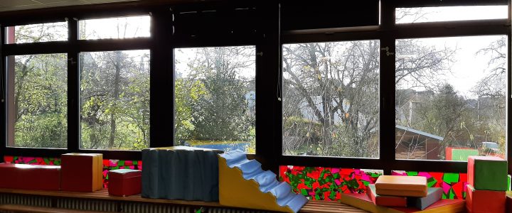 Fenster-Sonnenschutzfolie in der Turnhalle im Kindergarten