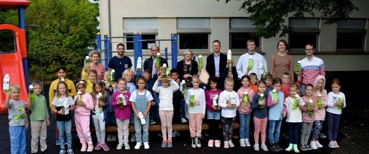 Westenergie überrascht Erstklässlerinnen und Erstklässler der Grundschule Osburg mit Trinkflaschen